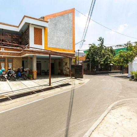 RedDoorz Syariah near Stadion Manahan Solo 2 Bagian luar foto