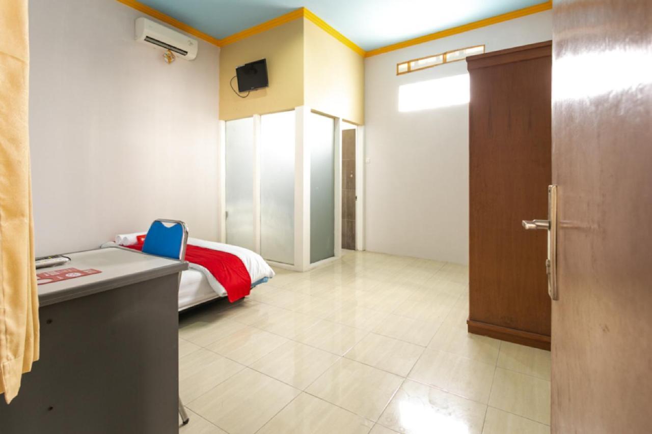 RedDoorz Syariah near Stadion Manahan Solo 2 Bagian luar foto