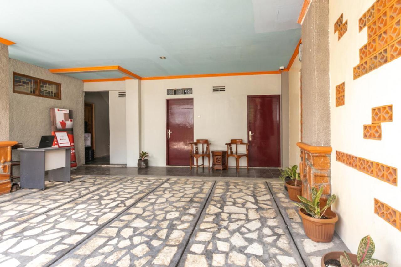 RedDoorz Syariah near Stadion Manahan Solo 2 Bagian luar foto